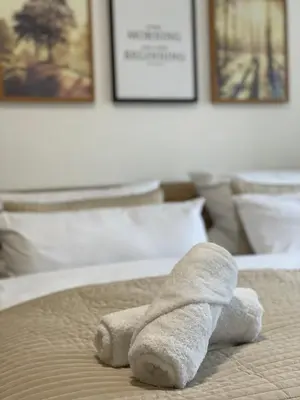 Ein Bett oder Betten in einem Zimmer der Unterkunft Apart70-Modern Design I Garden with Terrace I Smart TV I Free Parking I Free WiFi