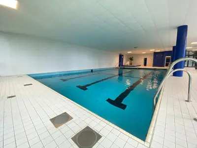 Der Swimmingpool an oder in der Nähe von KYANIT APARTMENT: FREE PARKING + POOL + NETFLIX