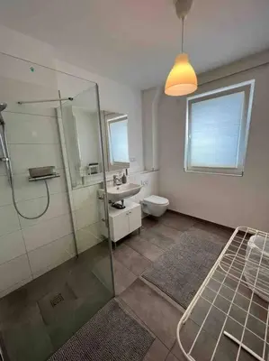 Ein Badezimmer in der Unterkunft Moderne Wohnung mit 4 Betten