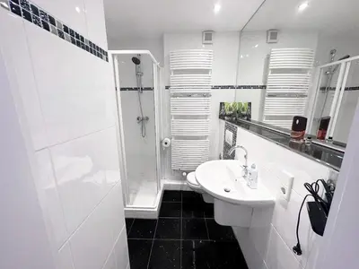 Ein Badezimmer in der Unterkunft VAZ Apartments Freiheit 1 für Monteure und Fachkräfte, Küche, Balkon, TV, WLAN, Parkplatz, Autobahnähe