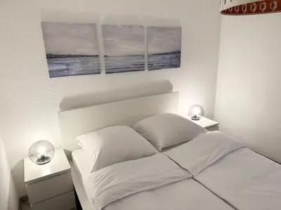 Ein Bett oder Betten in einem Zimmer der Unterkunft Möblierte Erdgeschoss-Wohnung mit Parkplatz in bester Lage des Stadtzentrums Herne, WLAN, Netflix- Super Autobahn-und ÖPNV-Anbindung