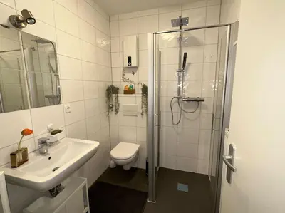 Ein Badezimmer in der Unterkunft Möblierte Erdgeschoss-Wohnung mit Parkplatz in bester Lage des Stadtzentrums Herne, WLAN, Netflix- Super Autobahn-und ÖPNV-Anbindung