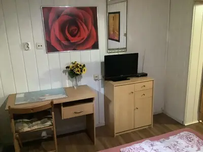TV/Unterhaltungsangebot in der Unterkunft Schönes Zimmer im Seterant/Untergeschoss