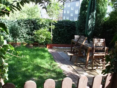 Ein Garten an der Unterkunft Schönes Zimmer im Seterant/Untergeschoss