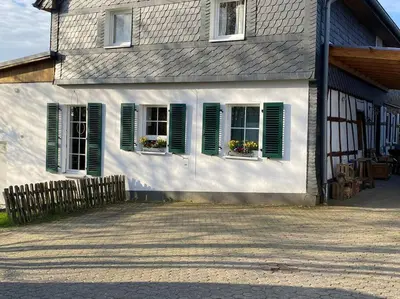 Das Gebäude in dem sich die Ferienwohnung befindet