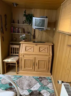 TV/Unterhaltungsangebot in der Unterkunft Schönes Doppelbettzimmer im Untergeschoss inkl Parkplatz nach Verfügbarkeit