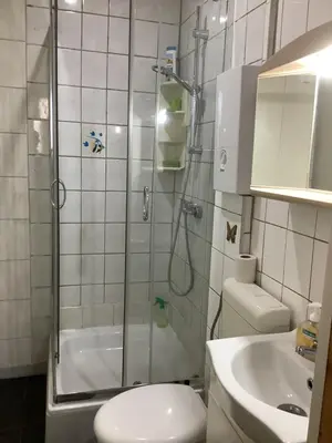 Ein Badezimmer in der Unterkunft Schönes großes Zimmer 1 Et Parkplatz nach Verfügbarkeit