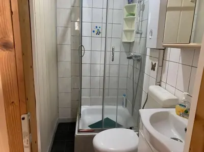 Ein Badezimmer in der Unterkunft Schönes großes Zimmer 1 Et Parkplatz nach Verfügbarkeit