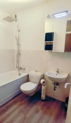 Ein Badezimmer in der Unterkunft Schöne Wohnung mit Balkon/Parkplatz/Aufzug