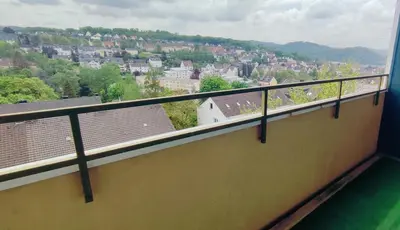 Ein Balkon oder eine Terrasse in der Unterkunft Schöne Wohnung mit Balkon/Parkplatz/Aufzug