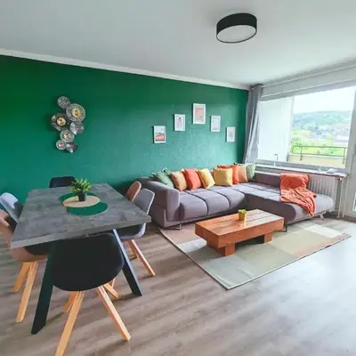 Schöne Wohnung mit Balkon/Parkplatz/Aufzug