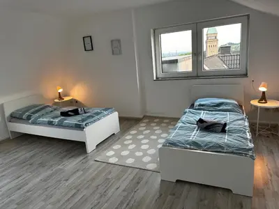 Ein Bett oder Betten in einem Zimmer der Unterkunft A&V Apartments Schöne Dachgeschoss Wohnung Apt Sterne