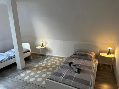 Ein Bett oder Betten in einem Zimmer der Unterkunft A&V Apartments Schöne Dachgeschoss Wohnung Apt Sterne
