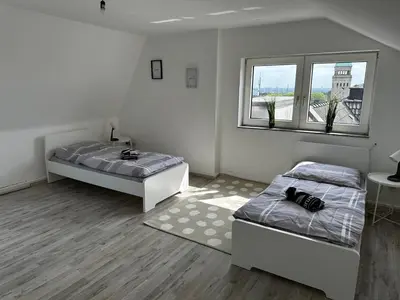 Ein Bett oder Betten in einem Zimmer der Unterkunft A&V Apartments Schöne Dachgeschoss Wohnung Apt Sterne