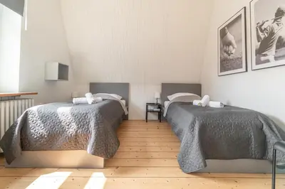 Ein Bett oder Betten in einem Zimmer der Unterkunft WORKER'S HOME F7 - Haus mit 4 Schlafzimmern für 8 Personen
