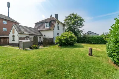 Ein Garten an der Unterkunft WORKER'S HOME F7 - Haus mit 4 Schlafzimmern für 8 Personen