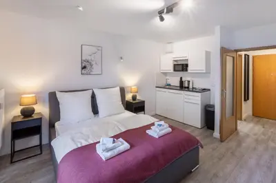 Ein Bett oder Betten in einem Zimmer der Unterkunft MINT: Design Studio – Parken – Küche – WiFi