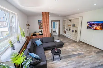 Ein Sitzbereich in der Unterkunft XXL Superior Apartment 1 - 1 bis 10 Personen