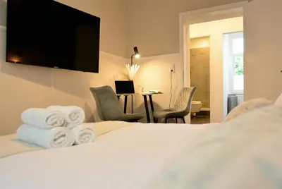 Ein Bett oder Betten in einem Zimmer der Unterkunft MILPAU Wuppertal 1 - Modernes Studio mit privater Terrasse & Queensize-Bett