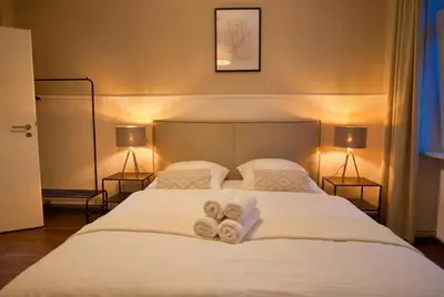 Ein Bett oder Betten in einem Zimmer der Unterkunft MILPAU Wuppertal 1 - Modernes Studio mit privater Terrasse & Queensize-Bett