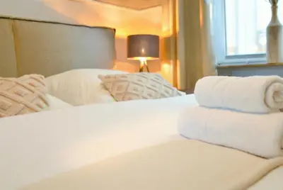 Ein Bett oder Betten in einem Zimmer der Unterkunft MILPAU Wuppertal 1 - Modernes Studio mit privater Terrasse & Queensize-Bett