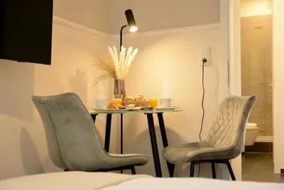 Ein Sitzbereich in der Unterkunft MILPAU Wuppertal 1 - Modernes Studio mit privater Terrasse & Queensize-Bett