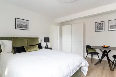 Ein Bett oder Betten in einem Zimmer der Unterkunft Green Flat Düsseldorf First