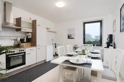 Küche/Küchenzeile in der Unterkunft Einfach aber sehr komfortabel - Wohnung für 12 Personen - 2xWC - Gruppen, Messe, Monteure, Studenten - Voll ausgestattet - 6 Betten 140x200cm hochwertig, 3 Smart-TV 55 Zoll Netflix, 1000 Mbit WLAN, voll ausgestattete Küche