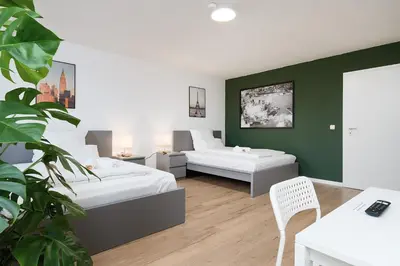 Ein Bett oder Betten in einem Zimmer der Unterkunft Einfach aber sehr komfortabel - Wohnung für 12 Personen - 2xWC - Gruppen, Messe, Monteure, Studenten - Voll ausgestattet - 6 Betten 140x200cm hochwertig, 3 Smart-TV 55 Zoll Netflix, 1000 Mbit WLAN, voll ausgestattete Küche