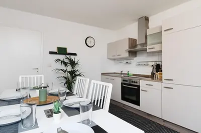 Küche/Küchenzeile in der Unterkunft Einfach aber sehr komfortabel - Wohnung für 12 Personen - 2xWC - Gruppen, Messe, Monteure, Studenten - Voll ausgestattet - 6 Betten 140x200cm hochwertig, 3 Smart-TV 55 Zoll Netflix, 1000 Mbit WLAN, voll ausgestattete Küche