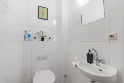 Ein Badezimmer in der Unterkunft Einfach aber sehr komfortabel - Wohnung für 12 Personen - 2xWC - Gruppen, Messe, Monteure, Studenten - Voll ausgestattet - 6 Betten 140x200cm hochwertig, 3 Smart-TV 55 Zoll Netflix, 1000 Mbit WLAN, voll ausgestattete Küche