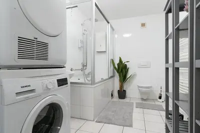 Ein Badezimmer in der Unterkunft Einfach aber sehr komfortabel - Wohnung für 12 Personen - 2xWC - Gruppen, Messe, Monteure, Studenten - Voll ausgestattet - 6 Betten 140x200cm hochwertig, 3 Smart-TV 55 Zoll Netflix, 1000 Mbit WLAN, voll ausgestattete Küche