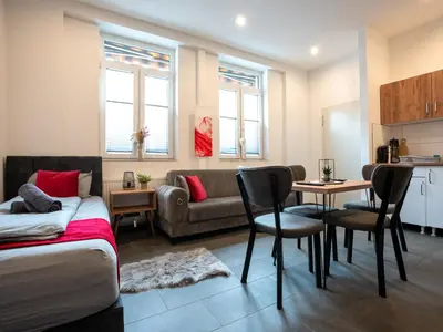 Ein Sitzbereich in der Unterkunft Serviceroom24 - Apartment 1 in Recklinghausen Hoch WLAN - Smart-TV - 24-7 Check-in und Küche