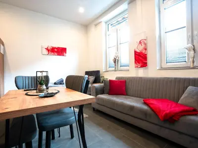 Ein Sitzbereich in der Unterkunft Serviceroom24 - Apartment 1 in Recklinghausen Hoch WLAN - Smart-TV - 24-7 Check-in und Küche