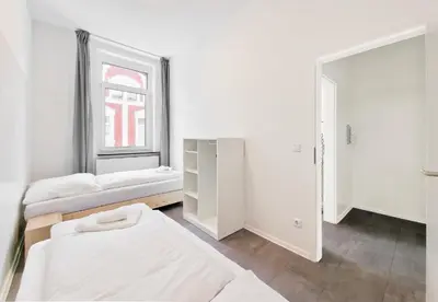 Ein Bett oder Betten in einem Zimmer der Unterkunft Tolstov Apartments - 3 and 4 Room Monteur Apartments