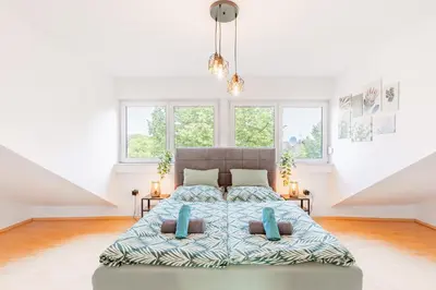 Ein Bett oder Betten in einem Zimmer der Unterkunft FeWo Gladbeck - Moderne und geräumige 2 Zimmerwohnung mit Süd-Balkon in Gladbeck-Brauck nähe Movie Park und Arena AufSchalke