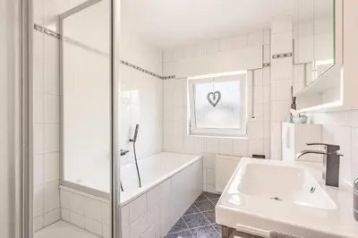 Ein Badezimmer in der Unterkunft FeWo Gladbeck - Moderne und geräumige 2 Zimmerwohnung mit Süd-Balkon in Gladbeck-Brauck nähe Movie Park und Arena AufSchalke