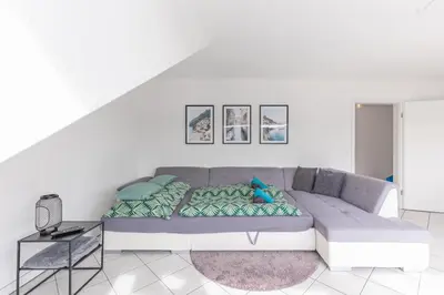 Ein Sitzbereich in der Unterkunft FeWo Gladbeck - Moderne und geräumige 2 Zimmerwohnung mit Süd-Balkon in Gladbeck-Brauck nähe Movie Park und Arena AufSchalke