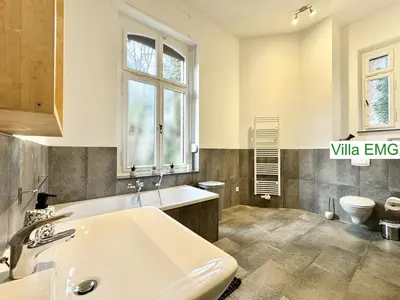 Ein Badezimmer in der Unterkunft Ferienhaus Villa EMG Velbert nah Düsseldorf Essen Dortmund, Familien Gruppen bis 27 Personen, 3 Küchen, Kaminofen, Terrasse