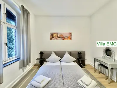 Ein Bett oder Betten in einem Zimmer der Unterkunft Ferienhaus Villa EMG Velbert nah Düsseldorf Essen Dortmund, Familien Gruppen bis 27 Personen, 3 Küchen, Kaminofen, Terrasse