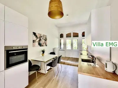 Küche/Küchenzeile in der Unterkunft Ferienhaus Villa EMG Velbert nah Düsseldorf Essen Dortmund, Familien Gruppen bis 27 Personen, 3 Küchen, Kaminofen, Terrasse