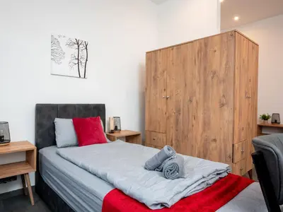 Ein Bett oder Betten in einem Zimmer der Unterkunft Serviceroom24 - Apartment 2 in Recklinghausen Hoch WLAN - Smart-TV - 24-7 Check-in und Küche