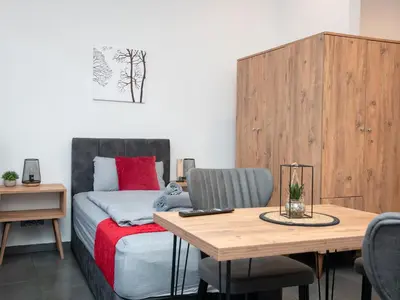 Ein Sitzbereich in der Unterkunft Serviceroom24 - Apartment 2 in Recklinghausen Hoch WLAN - Smart-TV - 24-7 Check-in und Küche