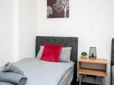 Ein Bett oder Betten in einem Zimmer der Unterkunft Serviceroom24 - Apartment 2 in Recklinghausen Hoch WLAN - Smart-TV - 24-7 Check-in und Küche