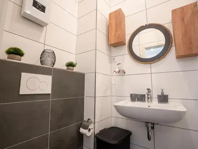 Ein Badezimmer in der Unterkunft Serviceroom24 - Apartment 3 in Recklinghausen Hoch WLAN - Smart-TV - 24-7 Check-in und Küche