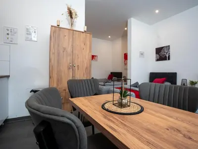 Ein Sitzbereich in der Unterkunft Serviceroom24 - Apartment 3 in Recklinghausen Hoch WLAN - Smart-TV - 24-7 Check-in und Küche