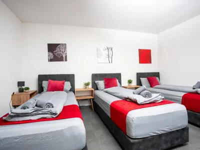Ein Bett oder Betten in einem Zimmer der Unterkunft Serviceroom24 - Apartment 1 in Recklinghausen WLAN - Smart-TV - 24-7 Check-in und Küche