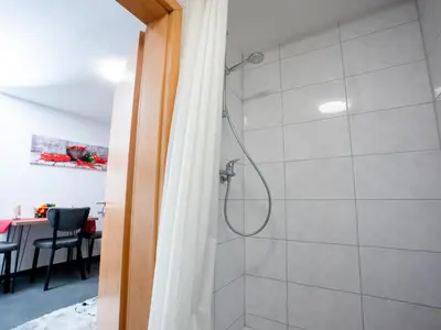 Ein Badezimmer in der Unterkunft Serviceroom24 - Apartment 1 in Recklinghausen WLAN - Smart-TV - 24-7 Check-in und Küche