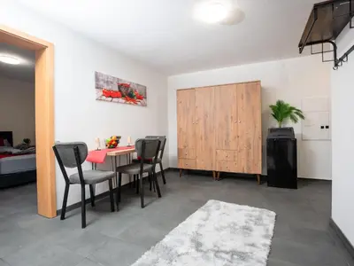 Ein Sitzbereich in der Unterkunft Serviceroom24 - Apartment 1 in Recklinghausen WLAN - Smart-TV - 24-7 Check-in und Küche