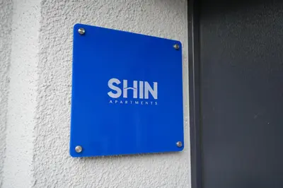 Ein Zertifikat, Auszeichnung, Logo oder anderes Dokument, das in der Unterkunft SHIN APARTMENTS ausgestellt ist